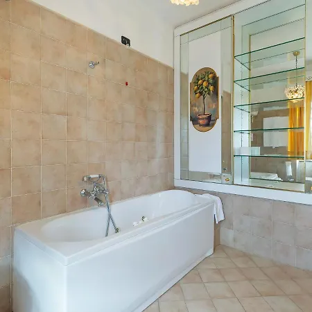Studio In Castle With Pool And Views Of The Majella Park And Lake Bomba * Rosello